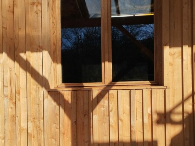 Bardage bois pin douglas et fenêtre bois assortis